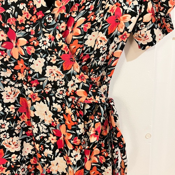 Dynamite Floral wrap dress - Picture 4 of 6